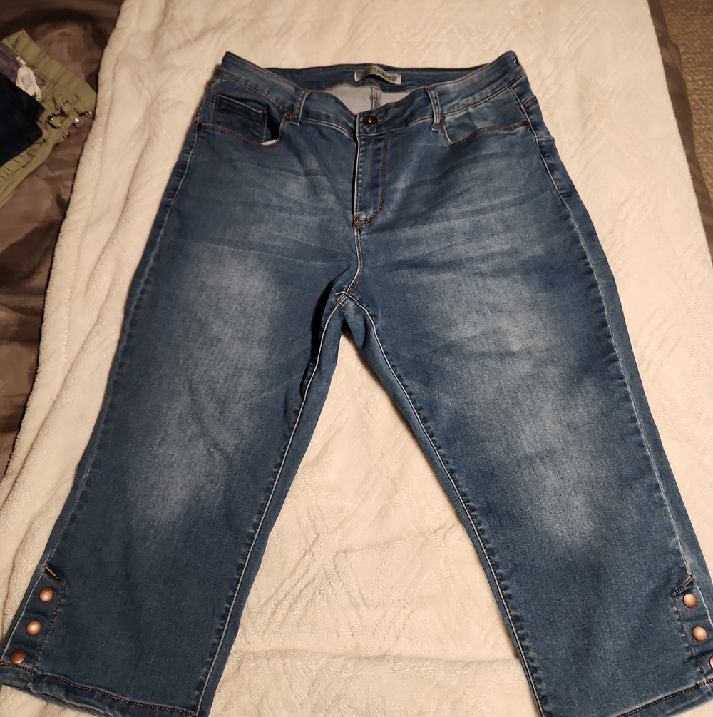 Button-Hem Cropped Women's Jeans in Mid Blue